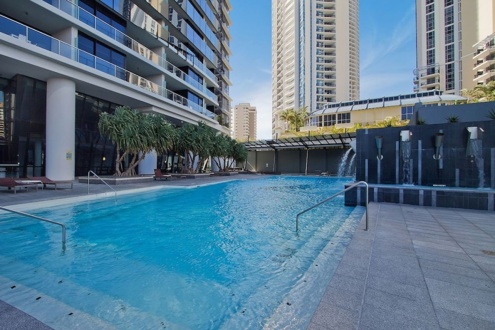 Circle on Cavill 4 Bedroom Stunning Sub Penthouse — photo 31