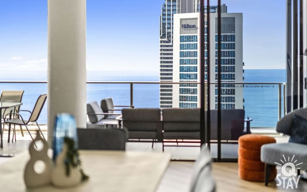Circle on Cavill 4 Bedroom Stunning Sub Penthouse — photo 26