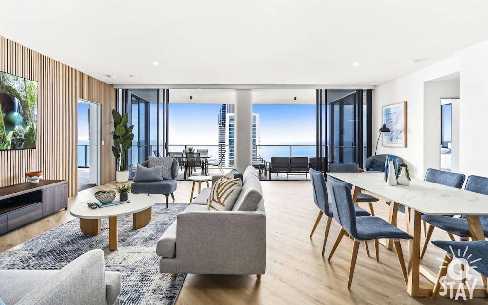 Circle on Cavill 4 Bedroom Stunning Sub Penthouse — photo 4