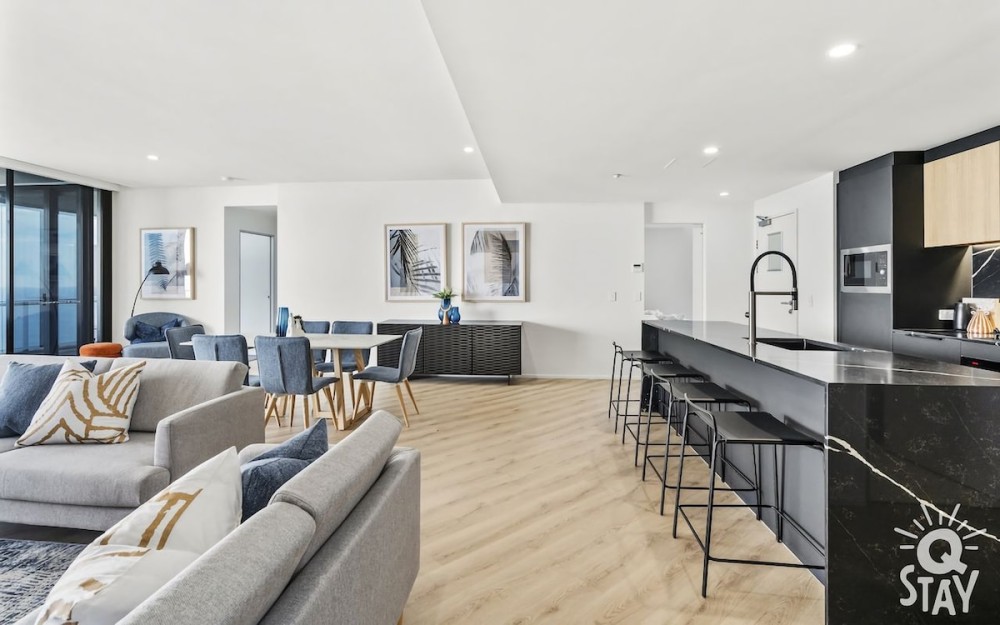 Circle on Cavill 4 Bedroom Stunning Sub Penthouse — photo 3