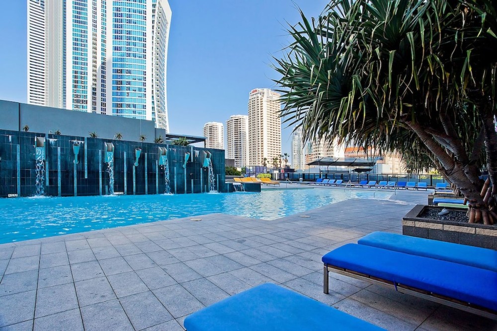 Circle on Cavill 4 Bedroom Stunning Sub Penthouse — photo 34