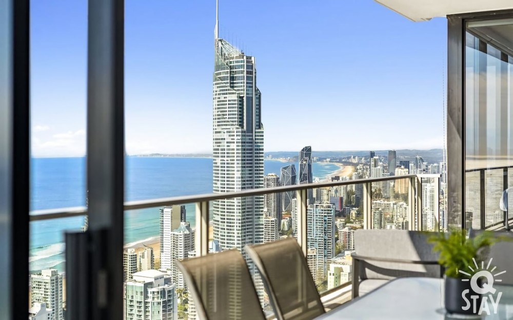 Circle on Cavill 4 Bedroom Stunning Sub Penthouse — photo 20
