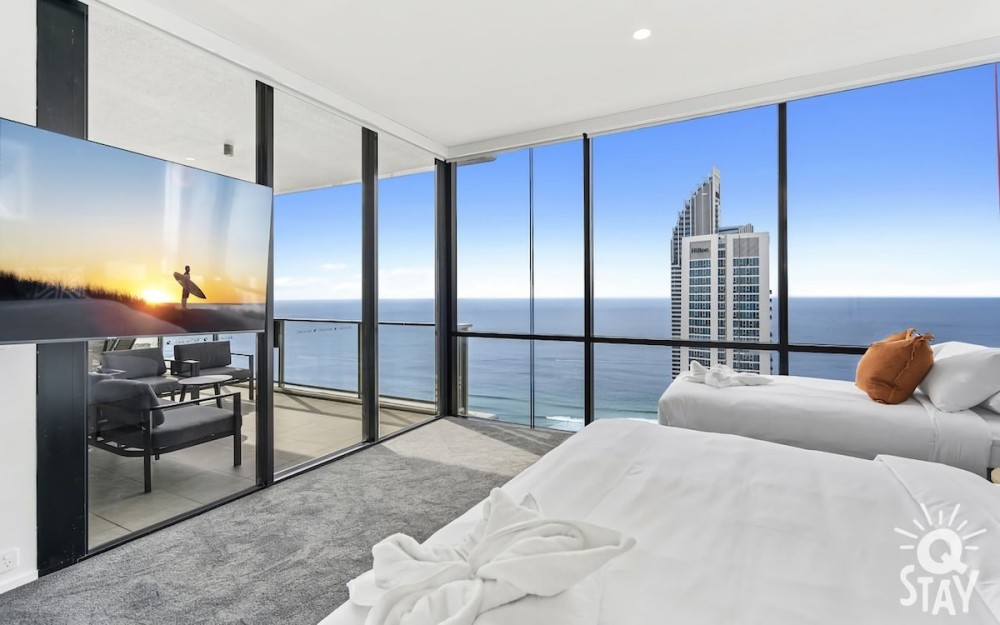 Circle on Cavill 4 Bedroom Stunning Sub Penthouse — photo 10