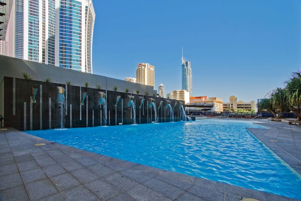 Circle on Cavill 4 Bedroom Stunning Sub Penthouse — photo 32