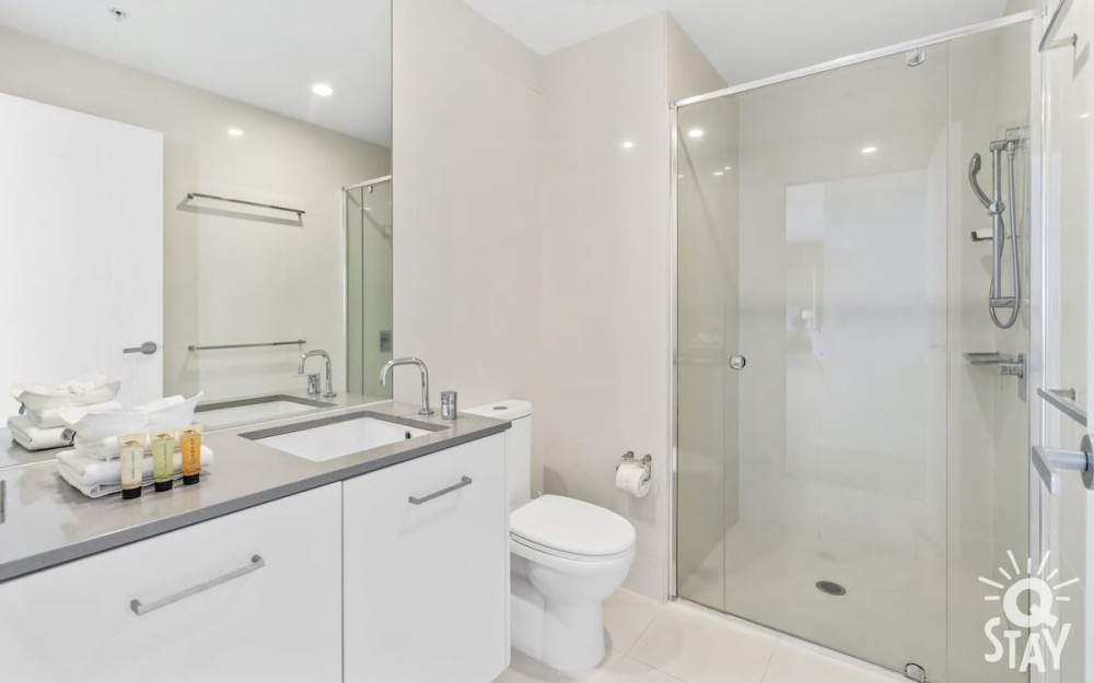 Circle on Cavill 4 Bedroom Stunning Sub Penthouse — photo 18