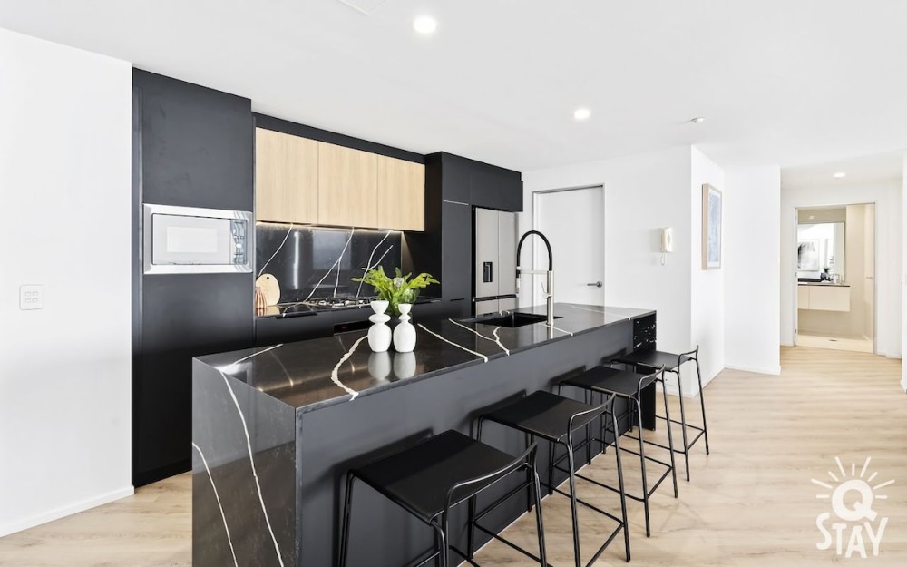 Circle on Cavill 4 Bedroom Stunning Sub Penthouse — photo 6