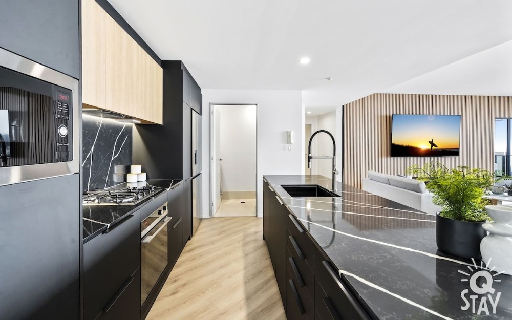 Circle on Cavill 4 Bedroom Stunning Sub Penthouse — photo 7