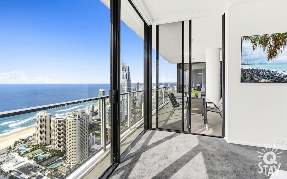 Circle on Cavill 4 Bedroom Stunning Sub Penthouse — photo 25
