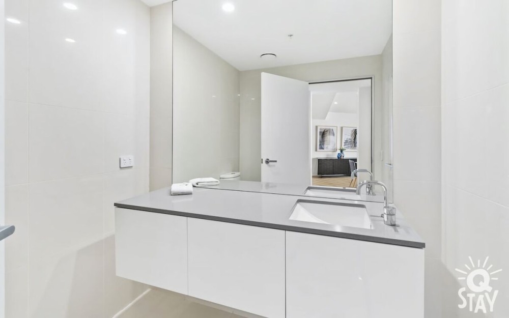 Circle on Cavill 4 Bedroom Stunning Sub Penthouse — photo 19