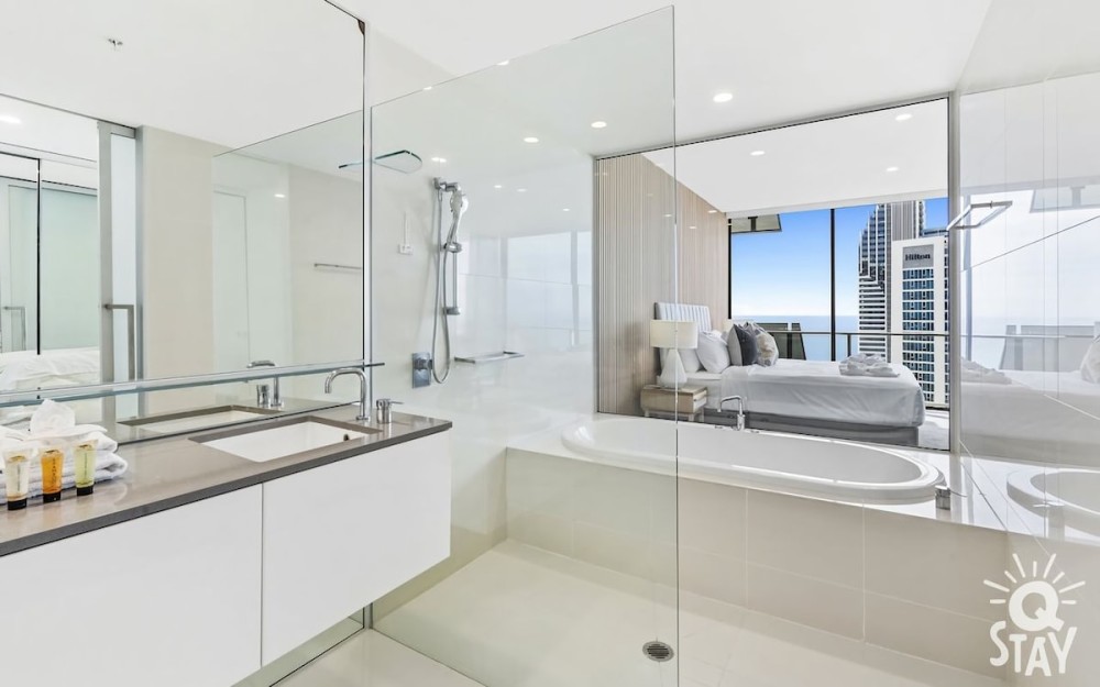 Circle on Cavill 4 Bedroom Stunning Sub Penthouse — photo 16