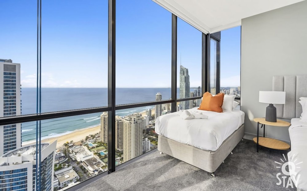 Circle on Cavill 4 Bedroom Stunning Sub Penthouse — photo 11