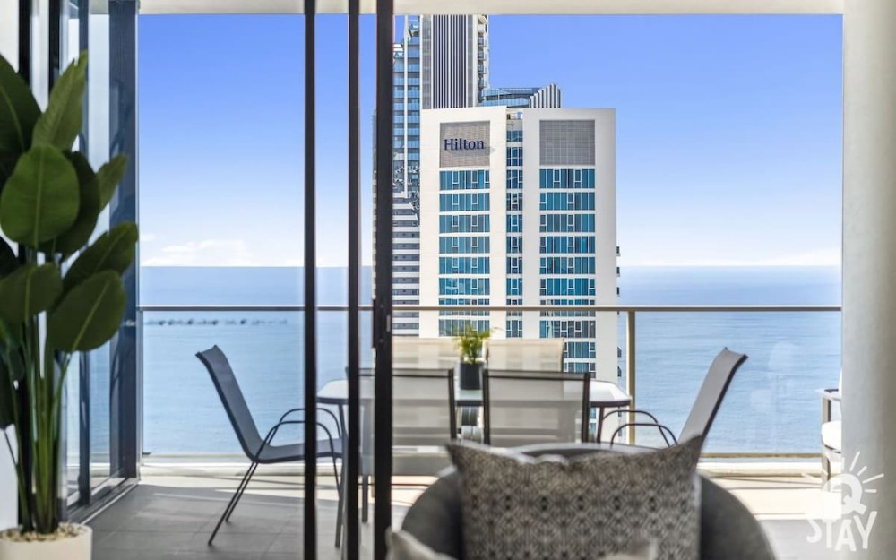 Circle on Cavill 4 Bedroom Stunning Sub Penthouse — photo 29