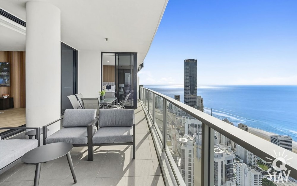 Circle on Cavill 4 Bedroom Stunning Sub Penthouse — photo 27