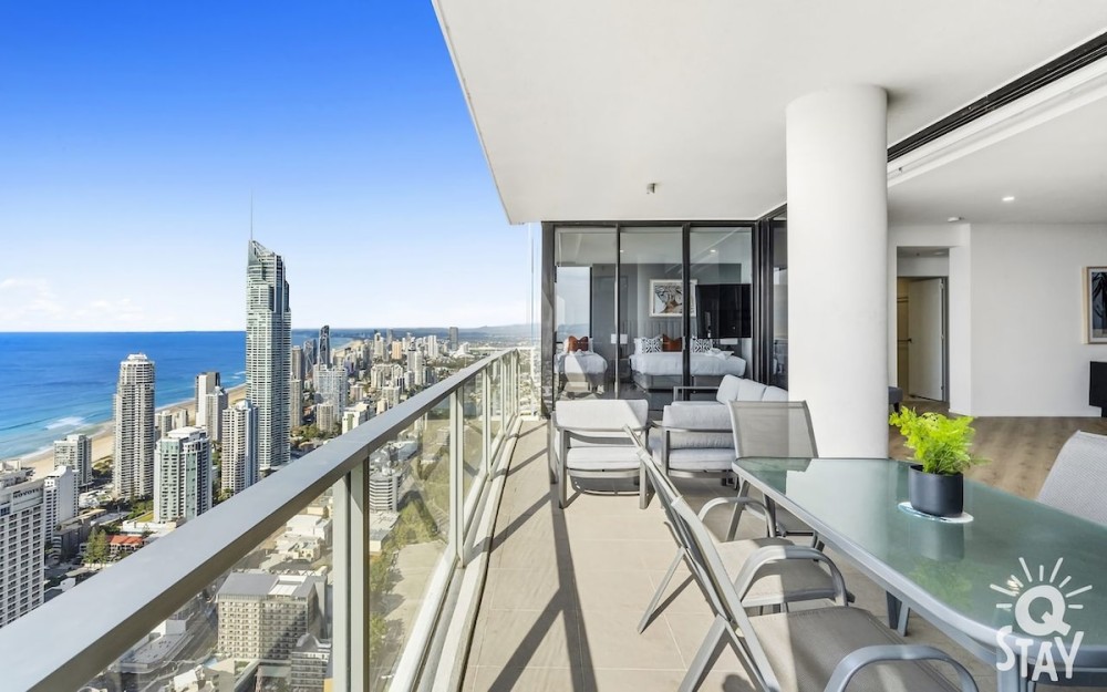 Circle on Cavill 4 Bedroom Stunning Sub Penthouse — photo 23