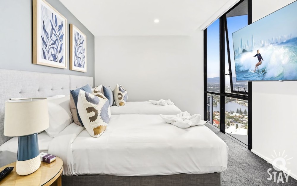 Circle on Cavill 4 Bedroom Stunning Sub Penthouse — photo 15