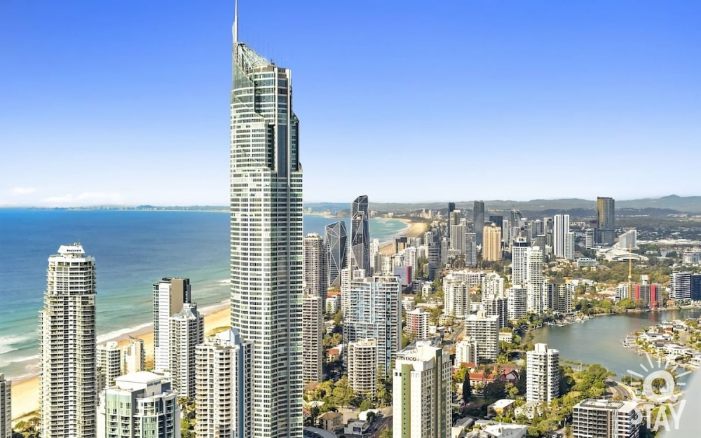 Circle on Cavill 4 Bedroom Stunning Sub Penthouse — photo 36