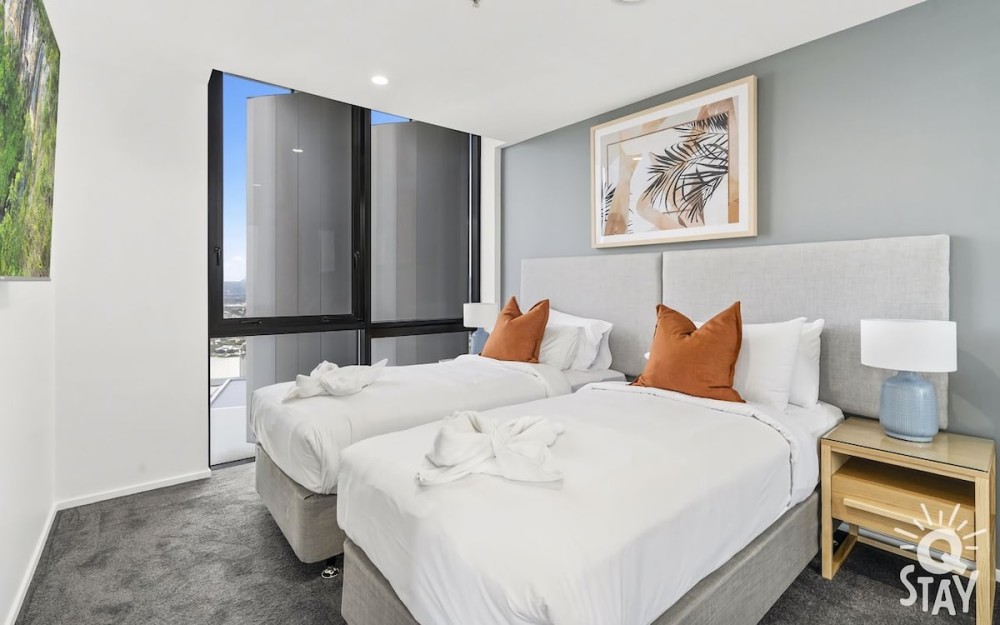 Circle on Cavill 4 Bedroom Stunning Sub Penthouse — photo 14