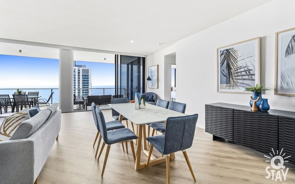 Circle on Cavill 4 Bedroom Stunning Sub Penthouse — photo 8
