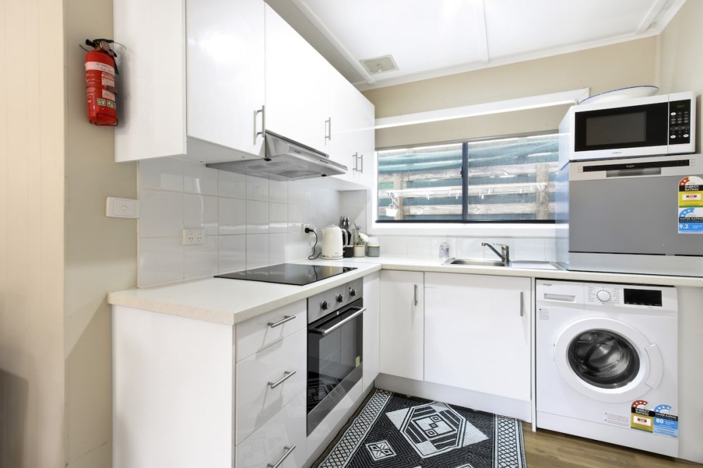 Perfect Lake Getaway · 2-Bed Metung Flat (4) — photo 4