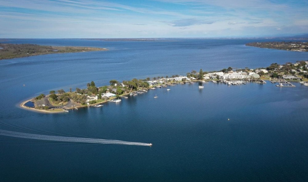 Perfect Lake Getaway · 2-Bed Metung Flat (4) — photo 14