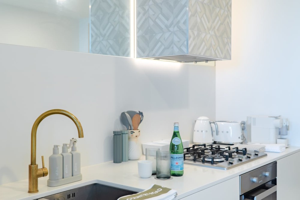 The Elegant Green Suite - City & Albert Park View — photo 3