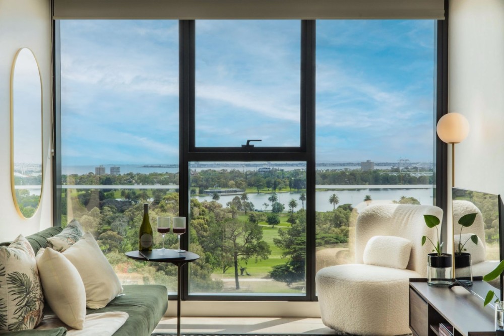 The Elegant Green Suite - City & Albert Park View — photo 1