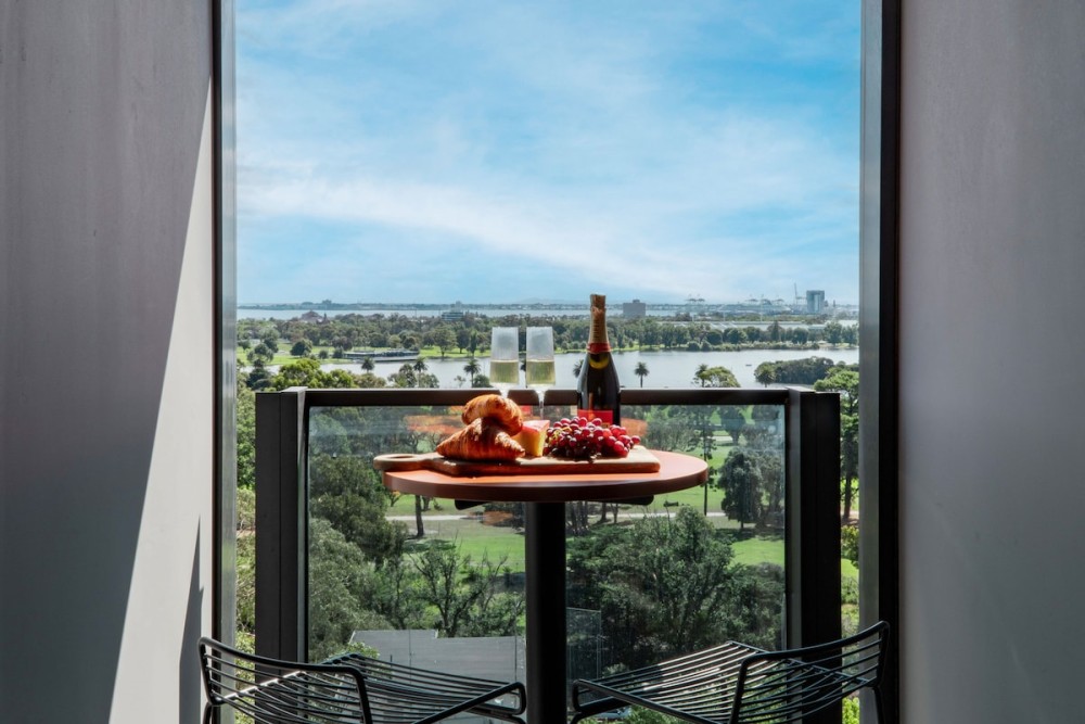 The Elegant Green Suite - City & Albert Park View — photo 22