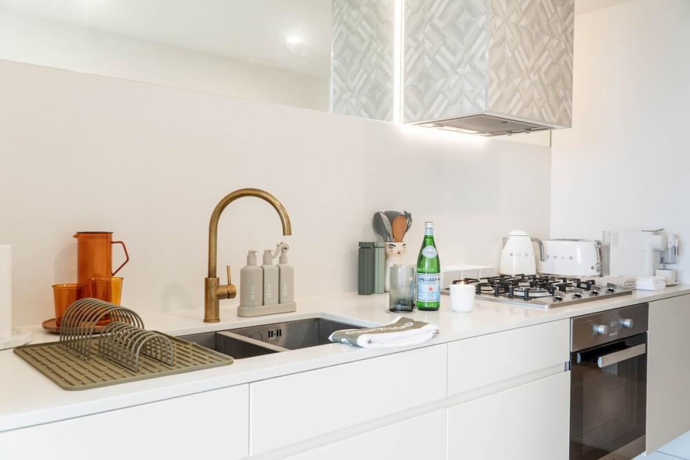 The Elegant Green Suite - City & Albert Park View — photo 8