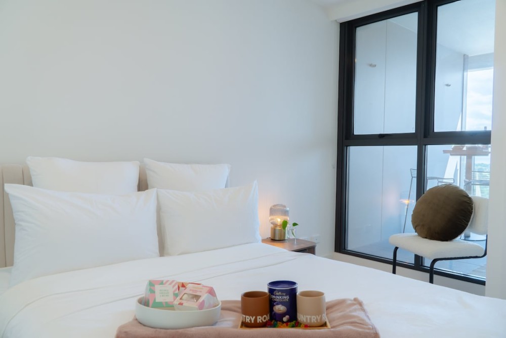 The Elegant Green Suite - City & Albert Park View — photo 13