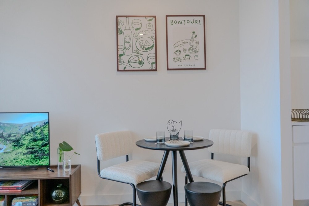 The Elegant Green Suite - City & Albert Park View — photo 12