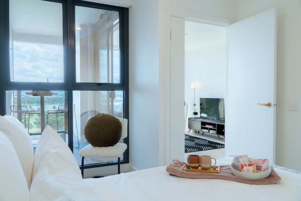 The Elegant Green Suite - City & Albert Park View — photo 15