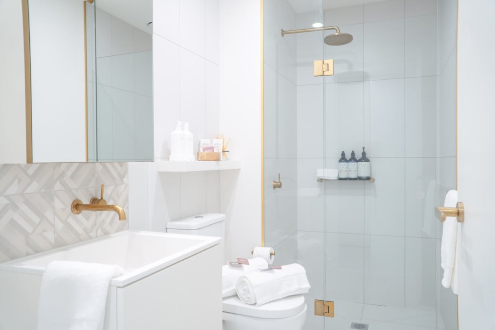 The Elegant Green Suite - City & Albert Park View — photo 17