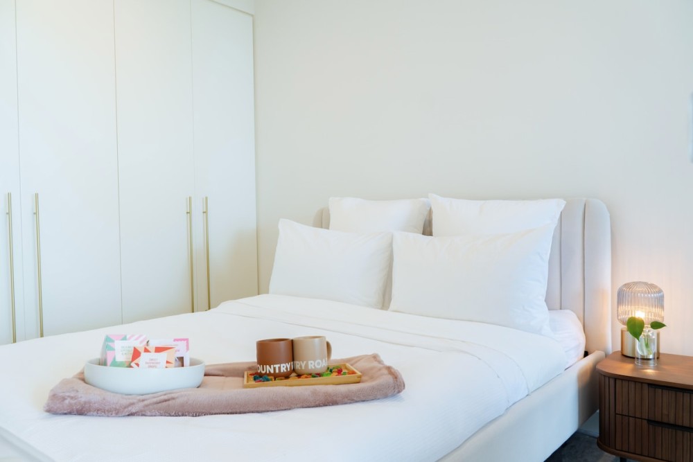The Elegant Green Suite - City & Albert Park View — photo 14