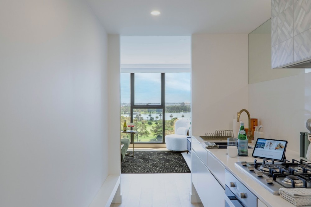 The Elegant Green Suite - City & Albert Park View — photo 4