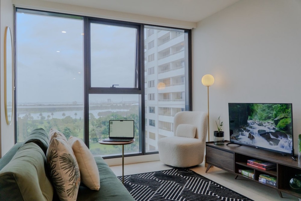 The Elegant Green Suite - City & Albert Park View — photo 20