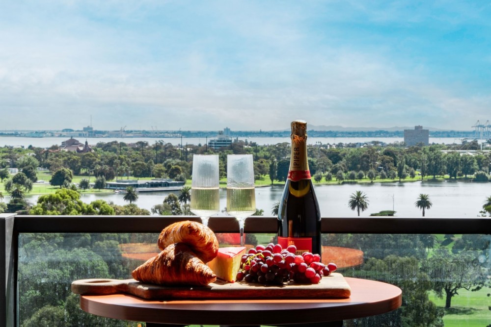 The Elegant Green Suite - City & Albert Park View — photo 21