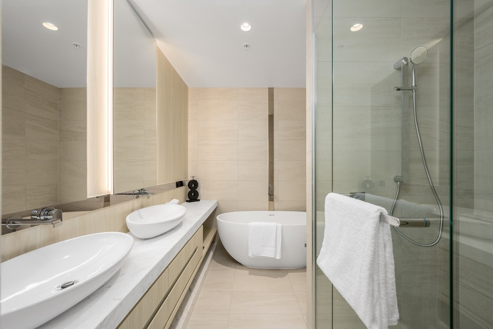 LaneStay - Lakeside Luxury with Pool, Gym, Parking — photo 12