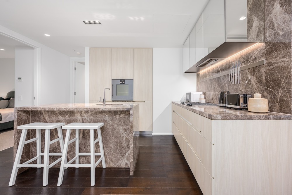 LaneStay - Lakeside Luxury with Pool, Gym, Parking — photo 4