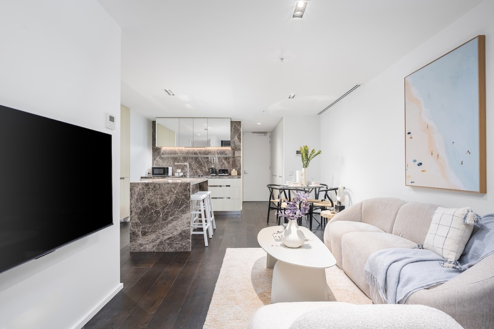 LaneStay - Lakeside Luxury with Pool, Gym, Parking — photo 2