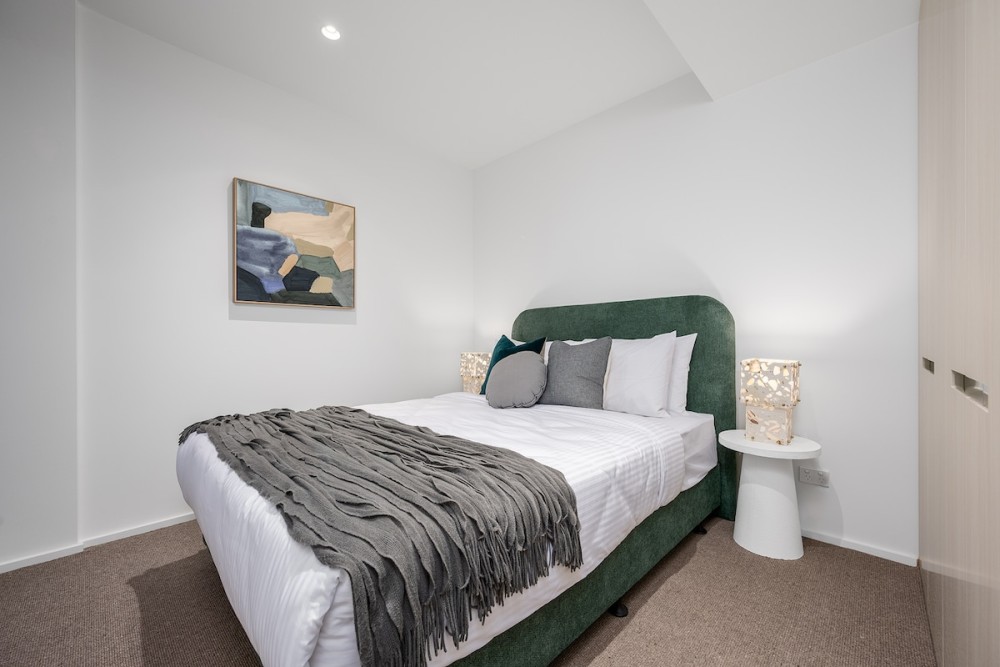 LaneStay - Lakeside Luxury with Pool, Gym, Parking — photo 10