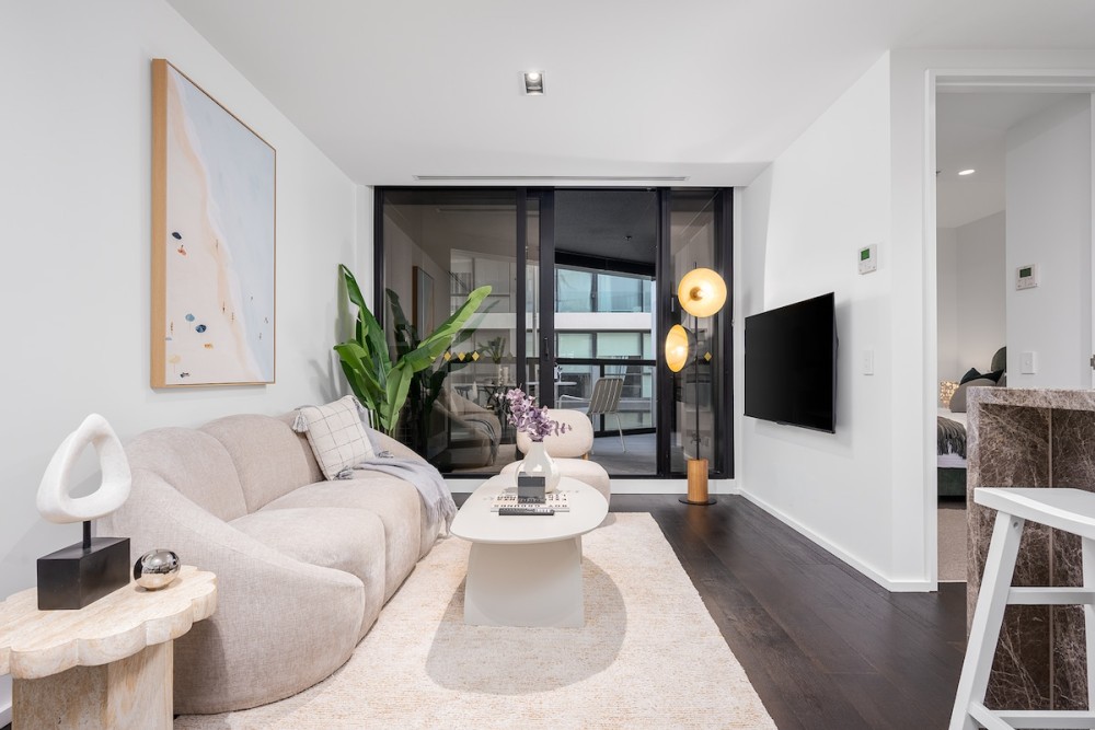 LaneStay - Lakeside Luxury with Pool, Gym, Parking — photo 1