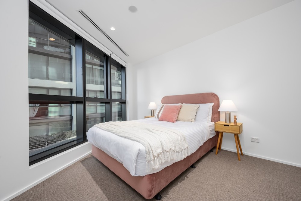 LaneStay - Lakeside Luxury with Pool, Gym, Parking — photo 8