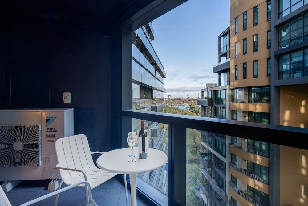LaneStay - Lakeside Luxury with Pool, Gym, Parking — photo 14