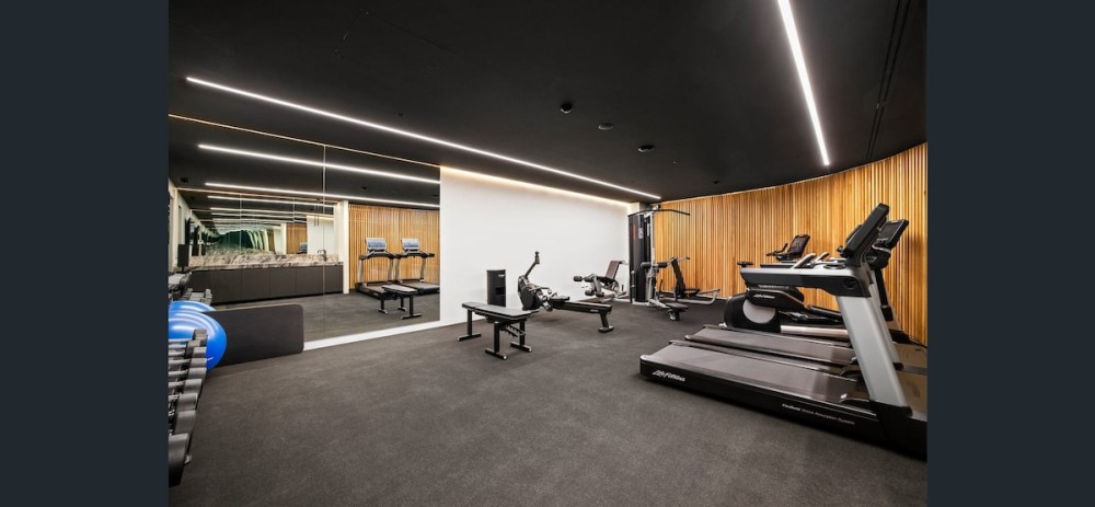 LaneStay - Lakeside Luxury with Pool, Gym, Parking — photo 16