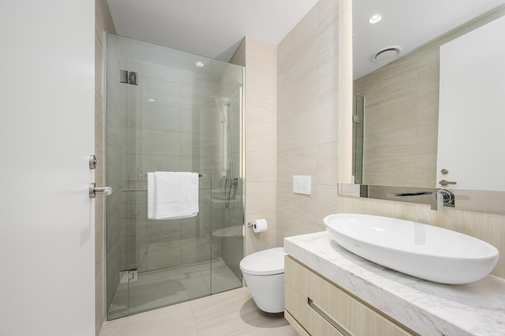 LaneStay - Lakeside Luxury with Pool, Gym, Parking — photo 13
