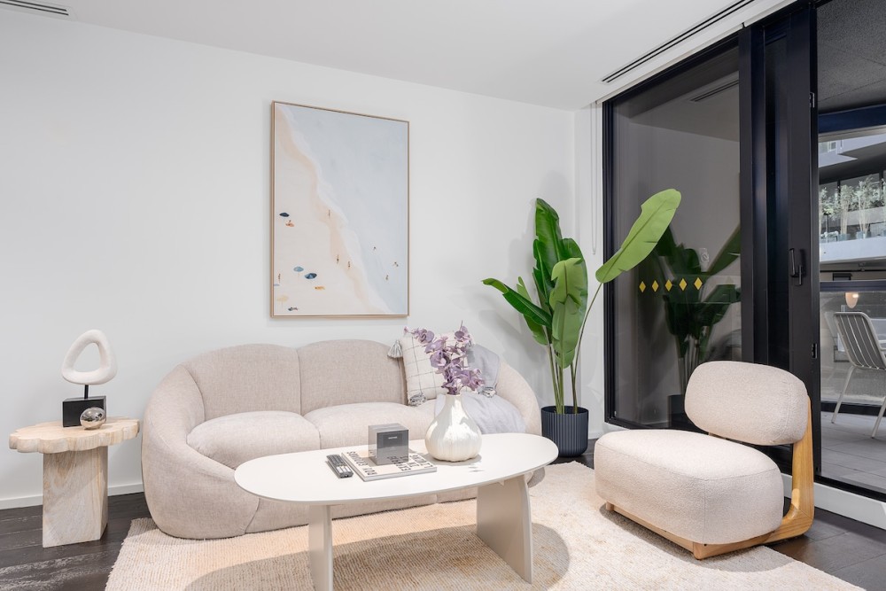 LaneStay - Lakeside Luxury with Pool, Gym, Parking — photo 3