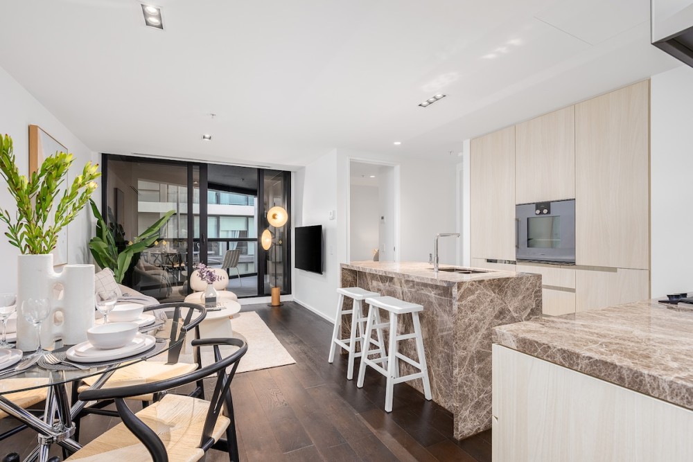 LaneStay - Lakeside Luxury with Pool, Gym, Parking — photo 7