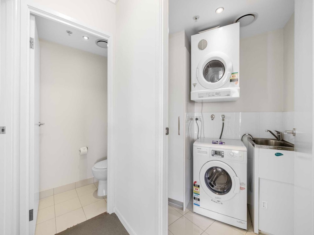 2 Bedroom Urban Retreat at Beach on Sixth — photo 16