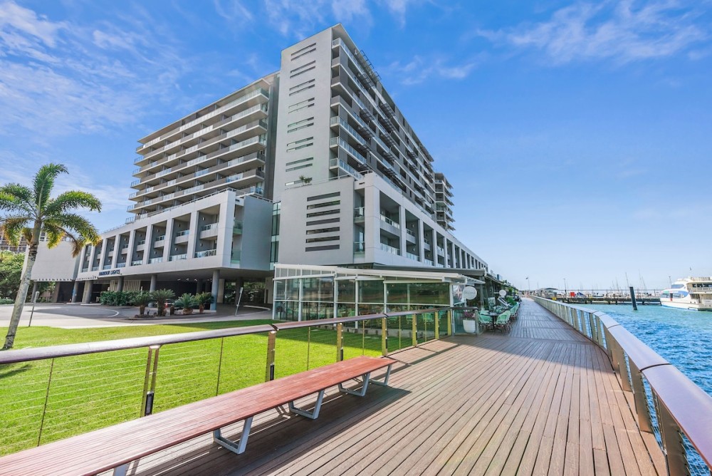 Luxe Waterfront I Sofa Bed I Pool, Gym & Sauna — photo 14