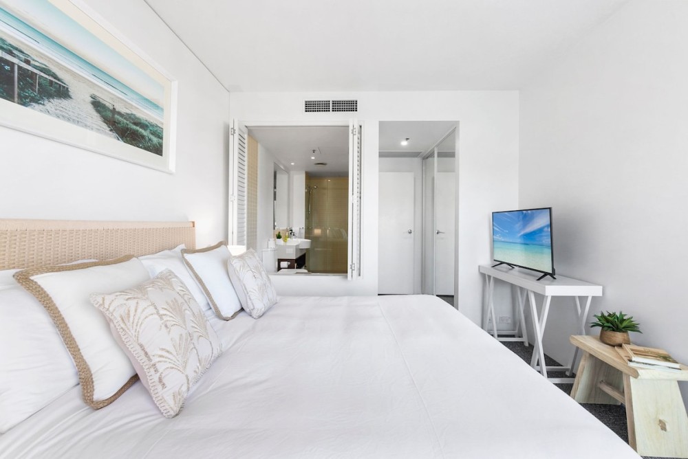 Luxe Waterfront I Sofa Bed I Pool, Gym & Sauna — photo 6
